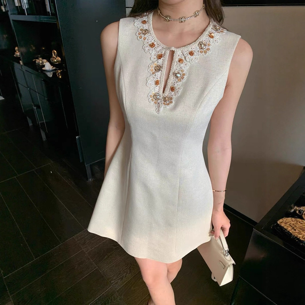 Đầm maxi nữ thắt eo dáng chữ A cổ tròn không tay họa tiết thêu hoa — Trường An