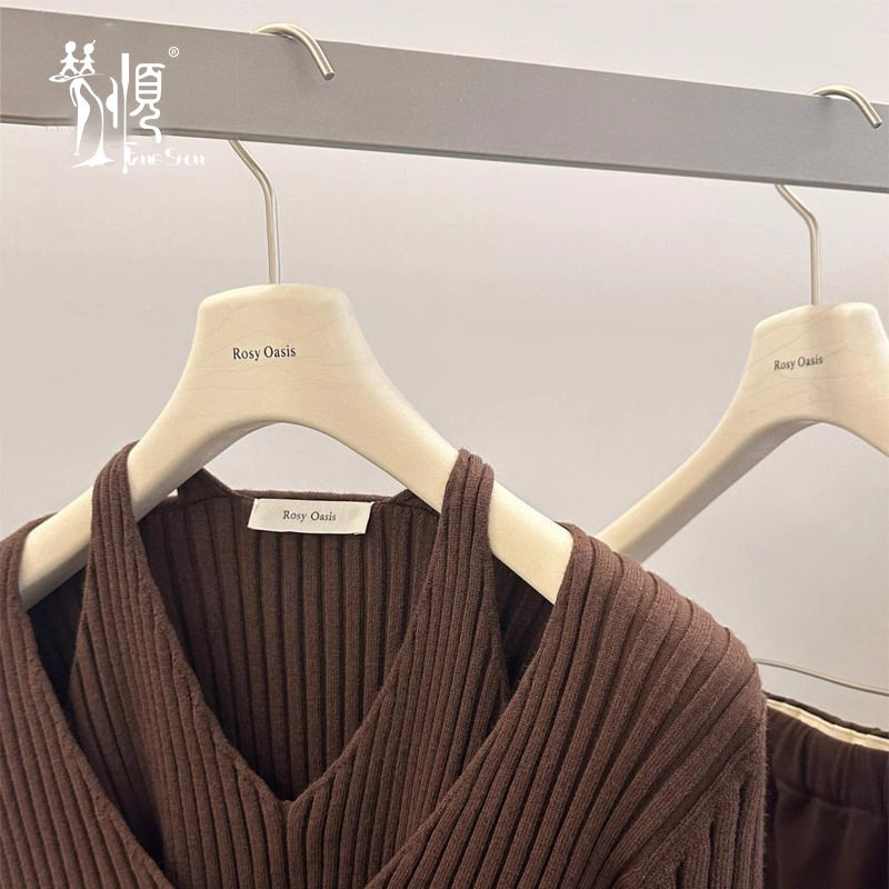 Wholesale Clothing Store Clothes Support Women's Milky White Resin Clothes Hanger Imitation Wood Grain Non-Slip Gray Black Clothes Hanging Seamless Trouser Clips