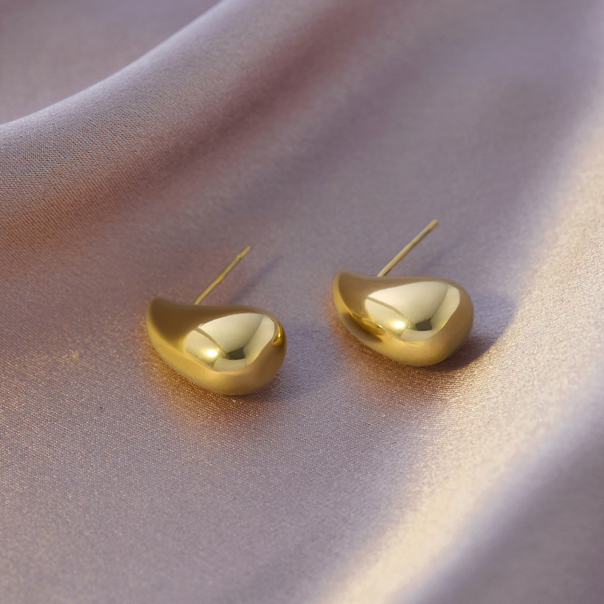 ミディアムウォータードロップイヤリング