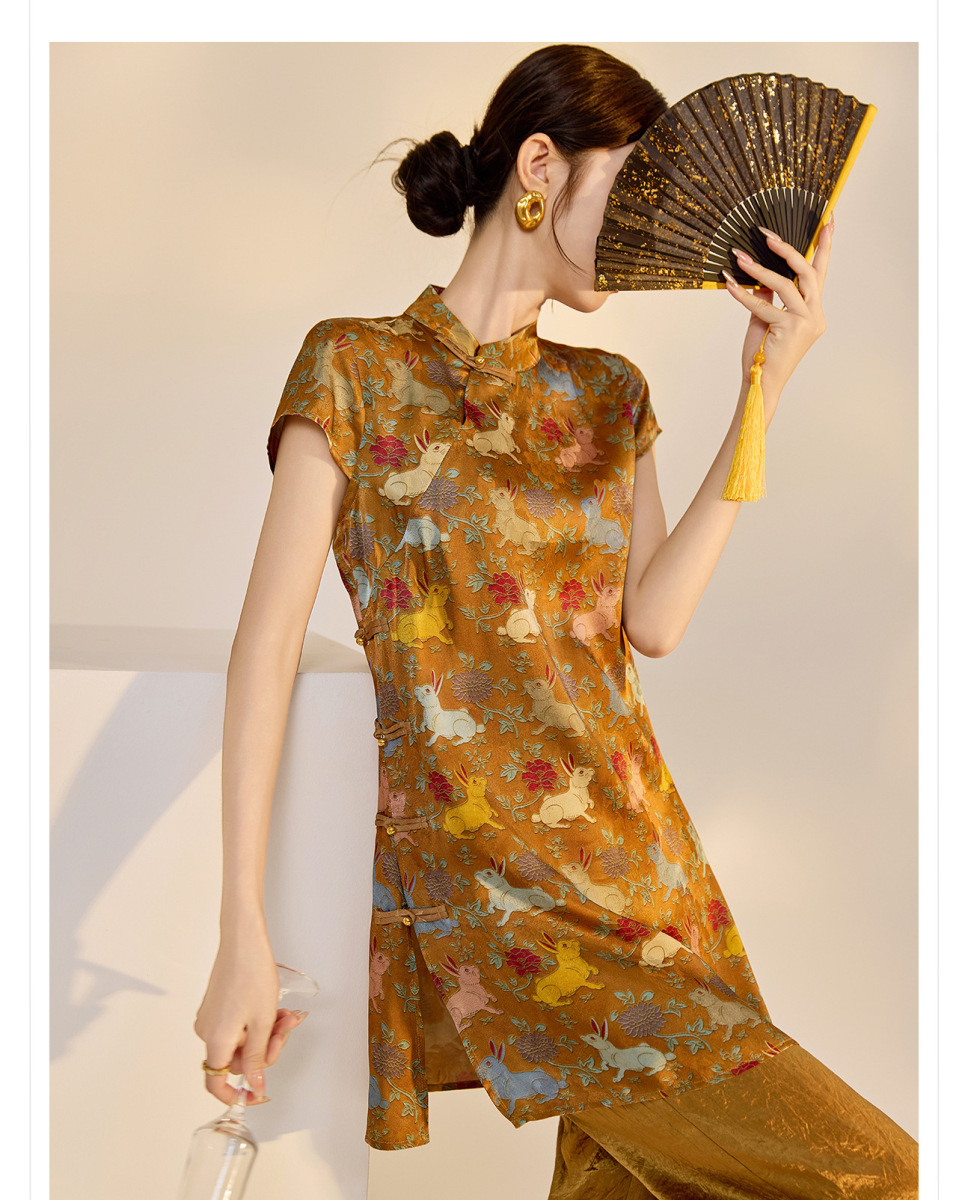 Đầm chữ A nữ cổ đứng thêu họa tiết cao cấp dáng suông — Màu caramel, Màu đỏ san hô
