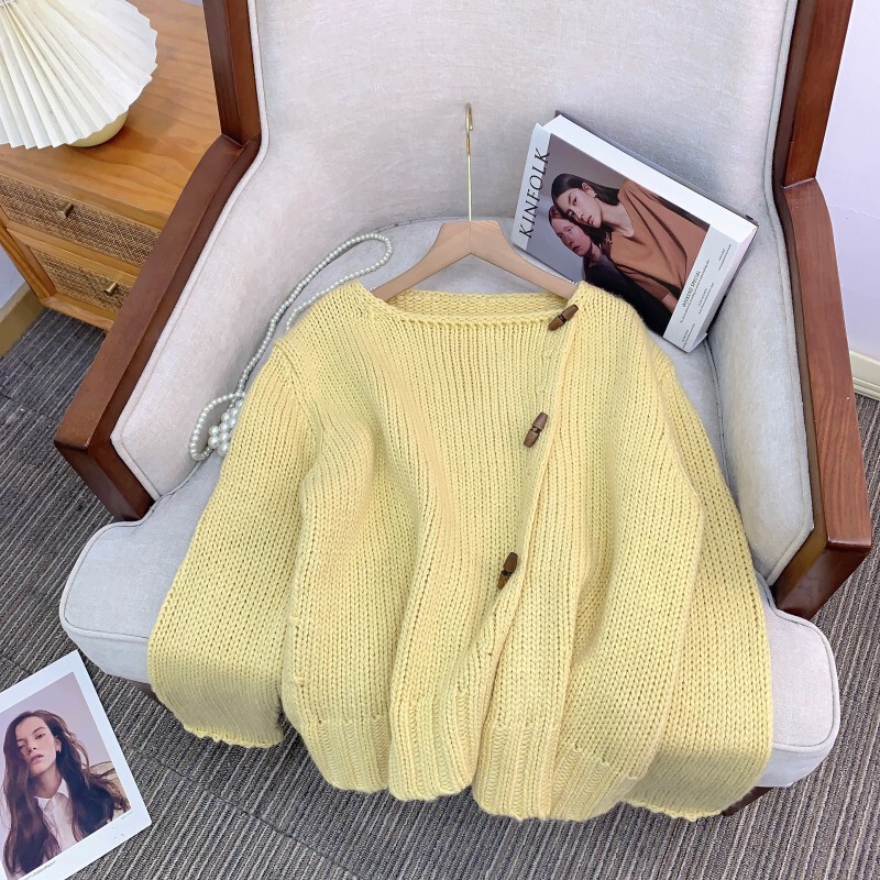 Áo cardigan nữ dệt kim dày dặn cổ chéo lệch vai, dáng suông thanh lịch — Màu vàng kem