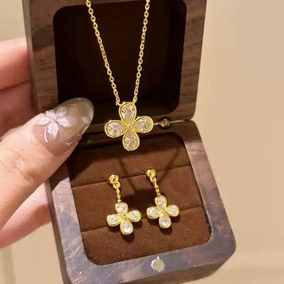 French Vintage Diamond-encrusted Four-leaf Clover Pendant Necklace Fashion Light Luxury High-end Sense Delicate Flower Stud Earrings Women's Earrings