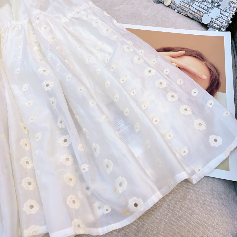 Đầm maxi nữ không tay cổ chữ V phối ren tùng xòe — Màu be