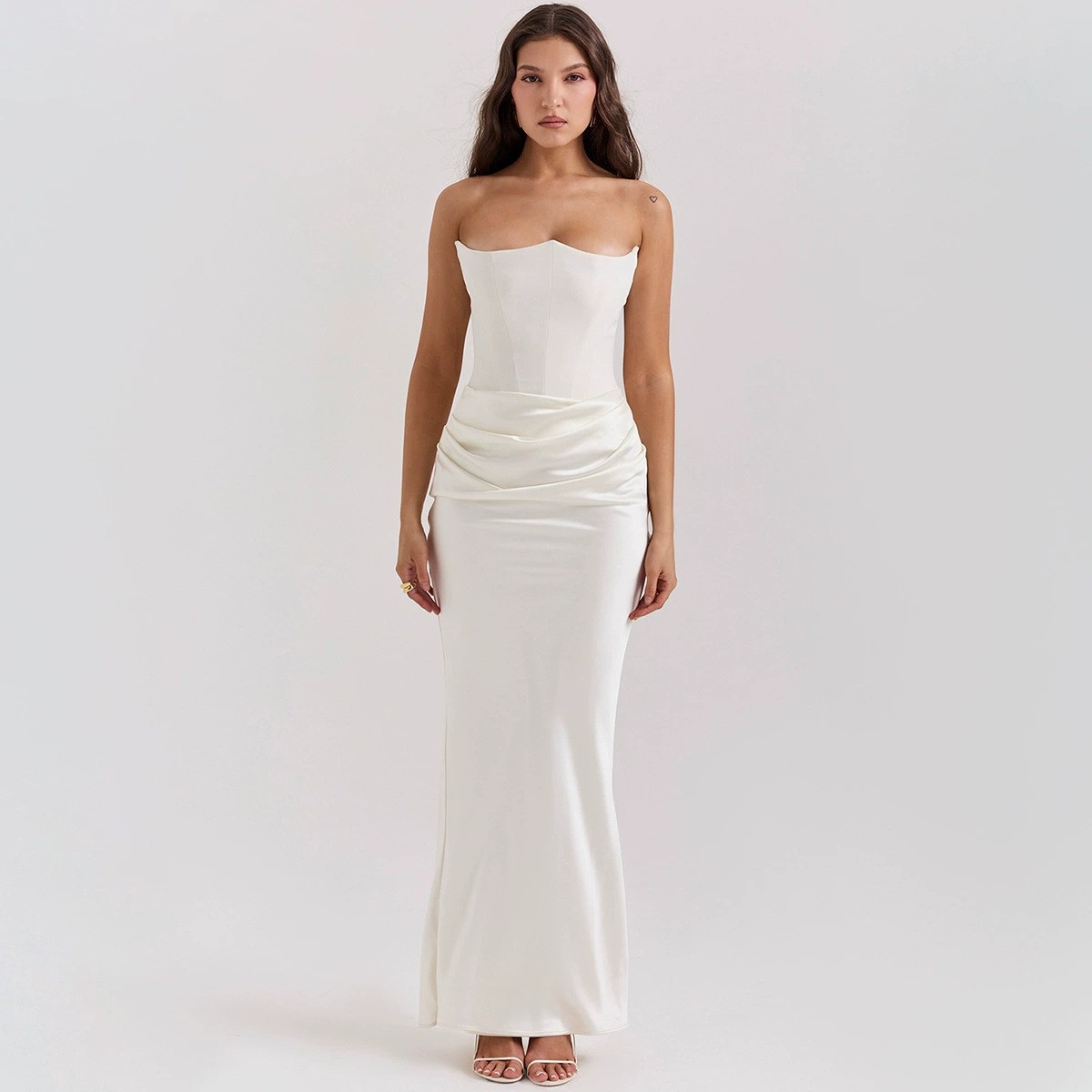 Elegant Strapless Evening Dress Slim Fit Backless Fashionable Design Perfect for Parties and Special Occasions