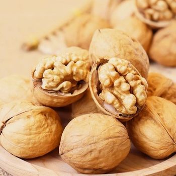 Xinjiang 185 Paper-skinned Roasted Walnuts Milky Herbal Flavor Hand-peeled Thin-skinned Fried Walnuts New Arrival Cream Salt and Pepper Five-spice