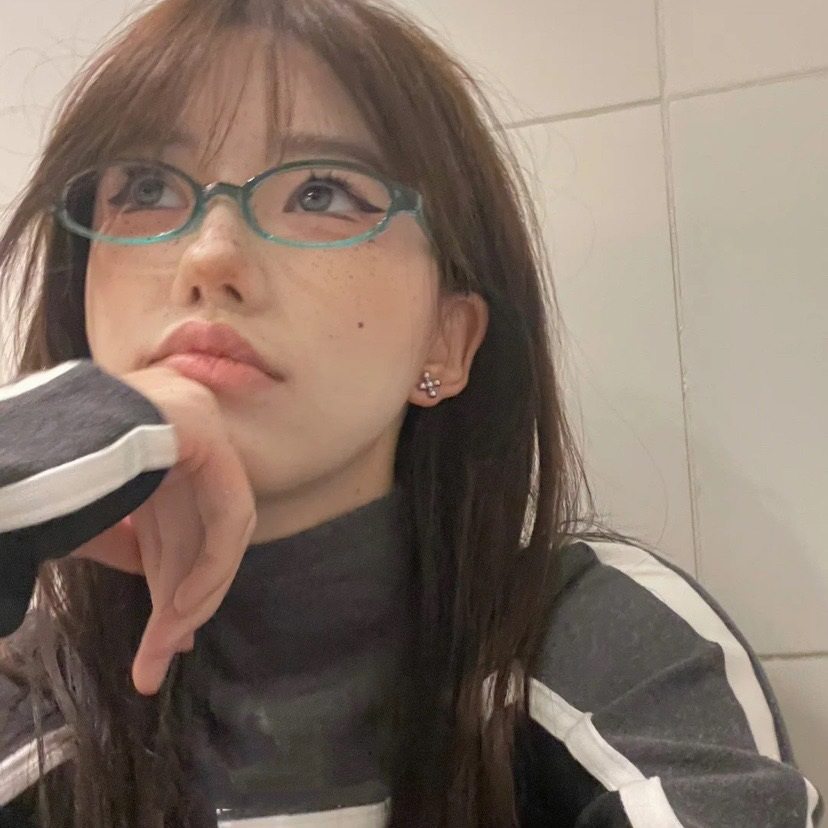 New style small frame glasses for women ins European and American plain glasses hot girl Street shot plain gradient glasses frame myopia finished product