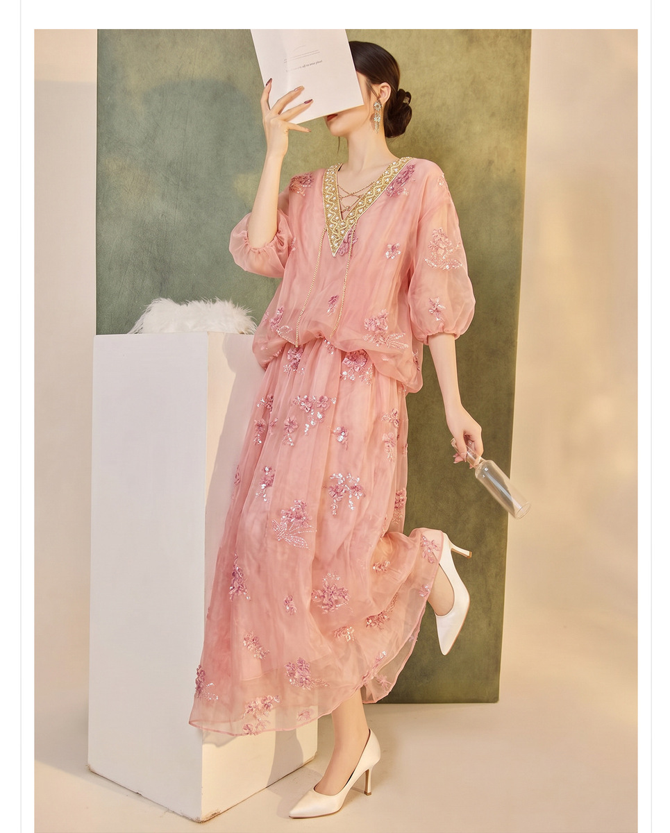 Đầm maxi nữ dài tay lỡ cổ chữ V thêu hoa phối voan nhẹ nhàng — Màu hồng