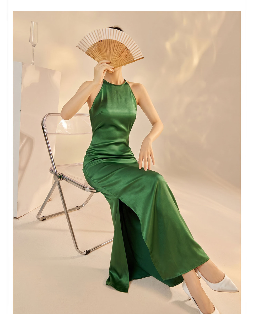 Đầm dài cổ quấn vai trần chất liệu satin bóng nhẹ, chiết eo xếp ly, xẻ tà bên hông tôn dáng — Xanh rêu đậm