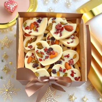 Hot-Selling Internet Celebrity Hot Nut Fried Yogurt Slices Xinjiang Raisin Almond Cranberry Chocolate Snacks