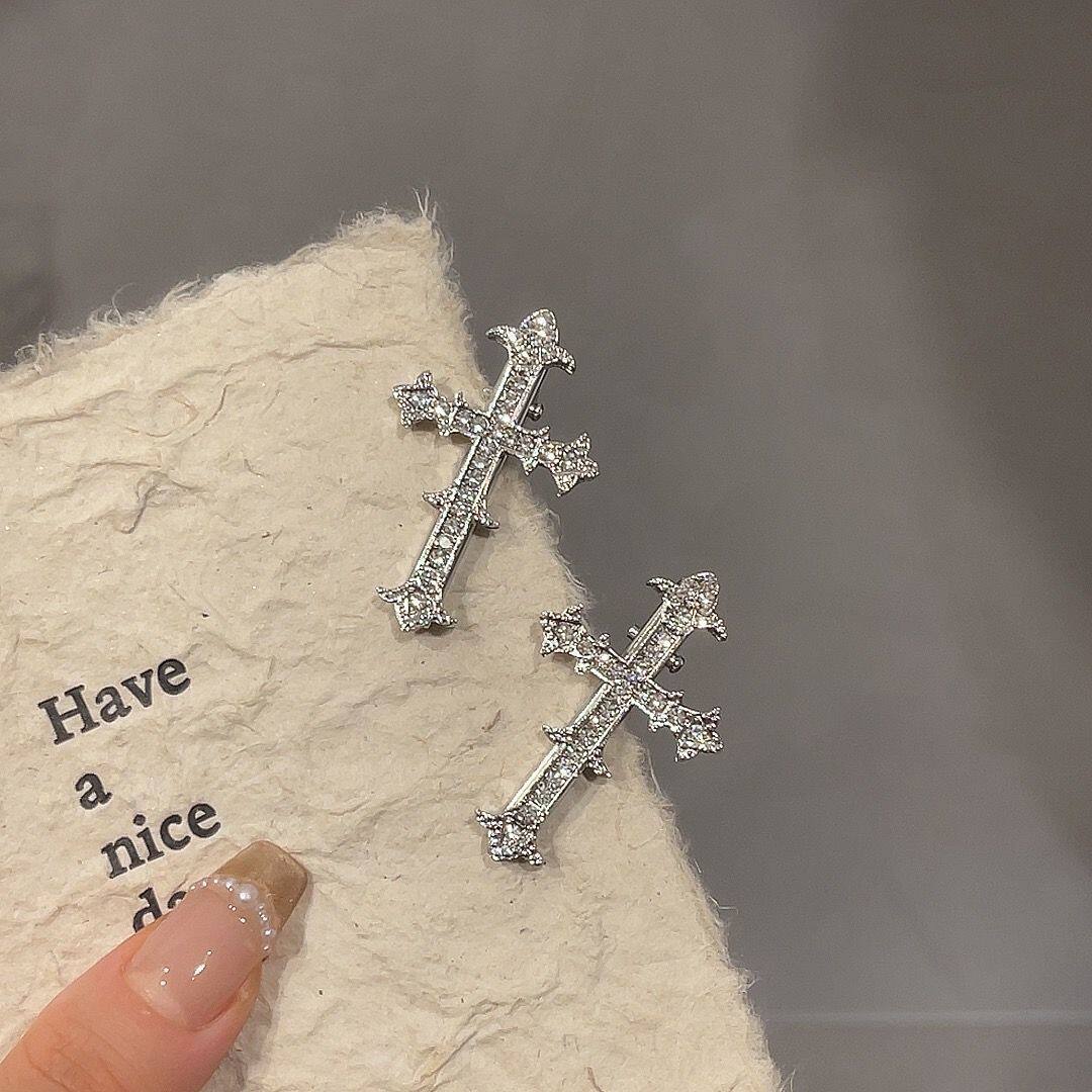 Sweet and cool hot girl cross metal flashing diamonds, high-...