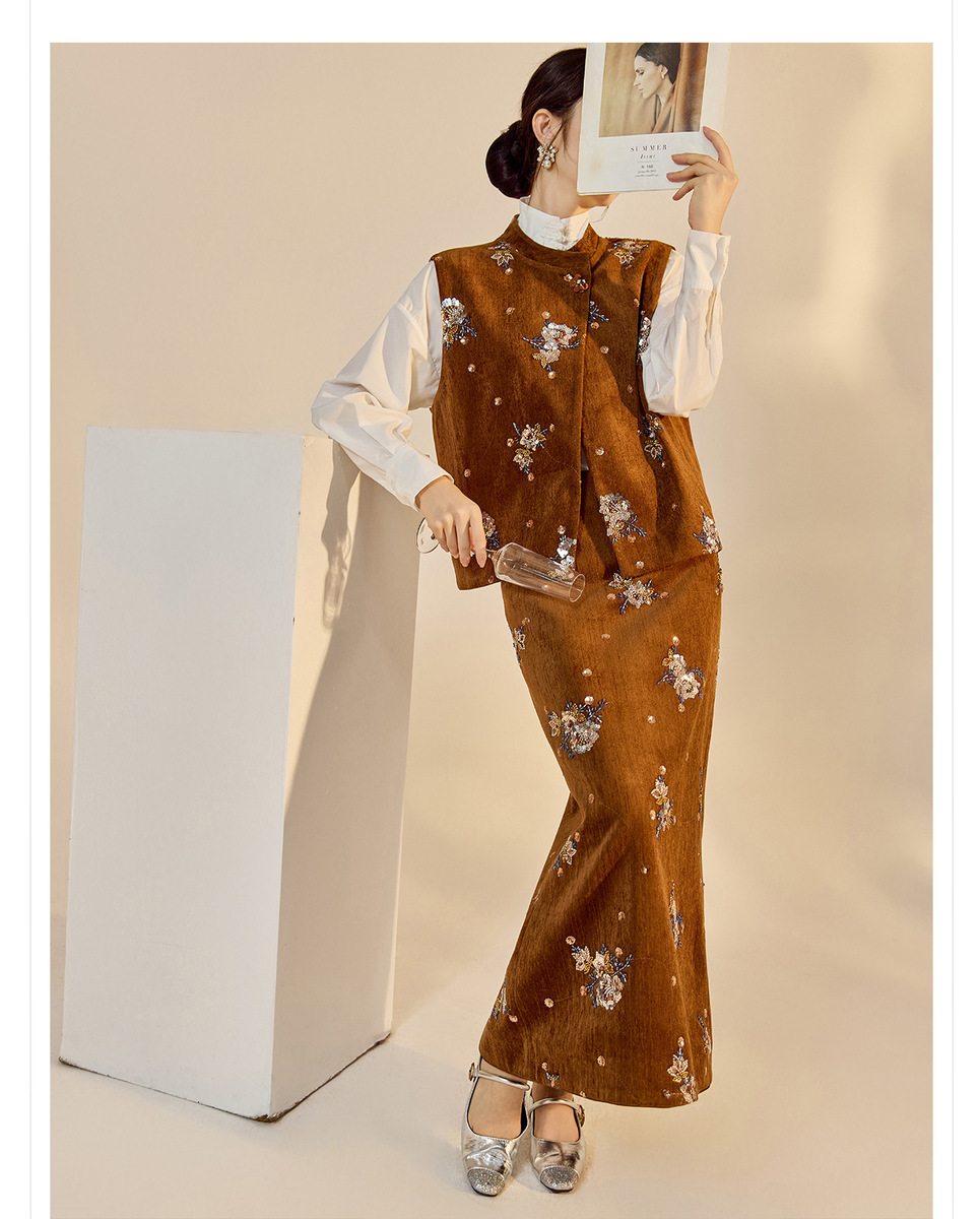 Bộ ba món nữ gồm áo khoác dài tay thêu đính cườm, chân váy chữ A và áo vest — Áo vest đính cườm (giao hàng trong 7 ngày), Áo vest đính cườm (giao hàng trong ngày), Váy thêu cườm (giao hàng trong 7 ngày), Váy thêu cườm (giao hàng trong ngày)