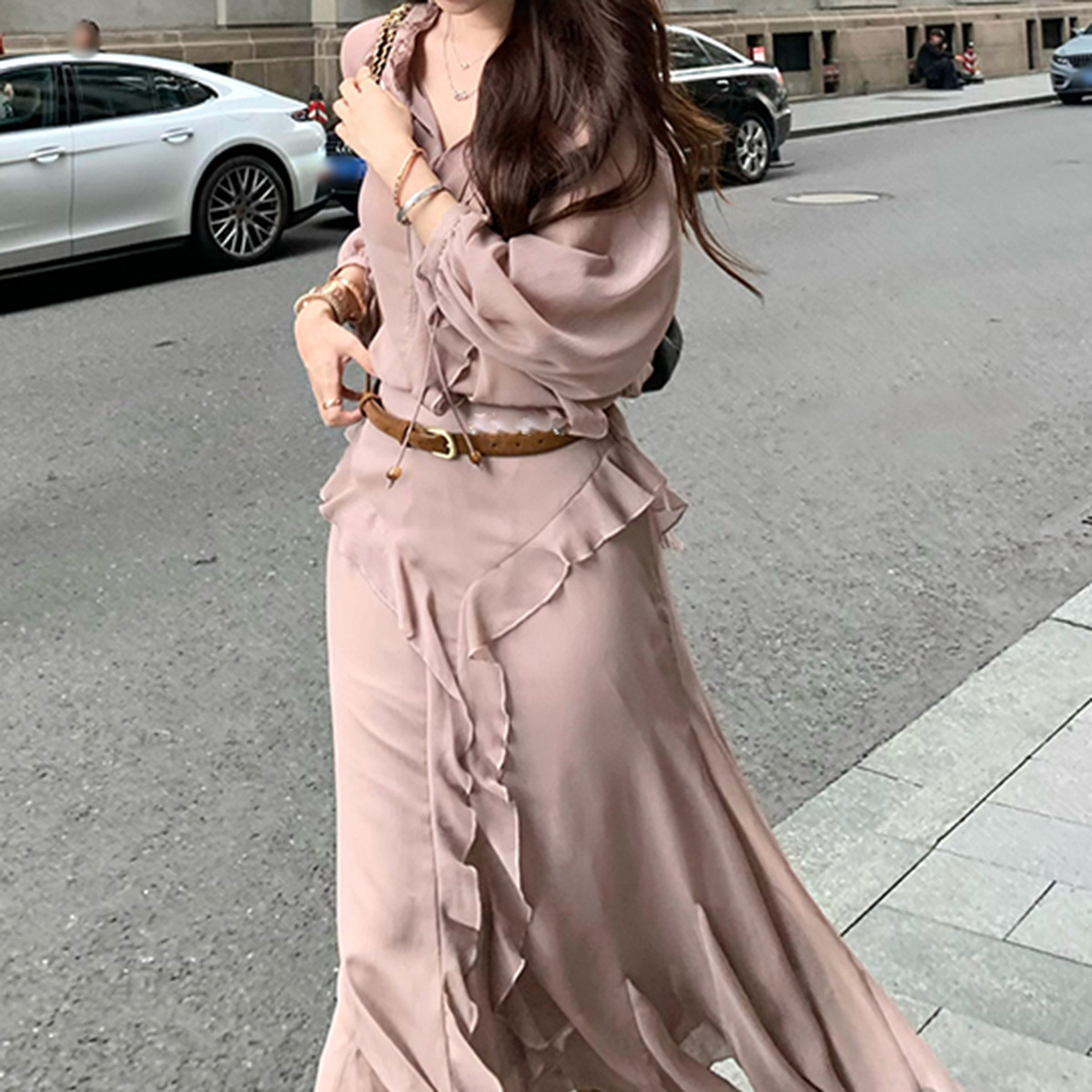Bộ áo sơ mi dài tay viền ren họa tiết hoa kèm chân váy bất đối xứng — Áo sơ mi họa tiết da báo, Áo sơ mi mỏng màu tím mây, Váy in họa tiết da báo, Váy mỏng màu tím mây