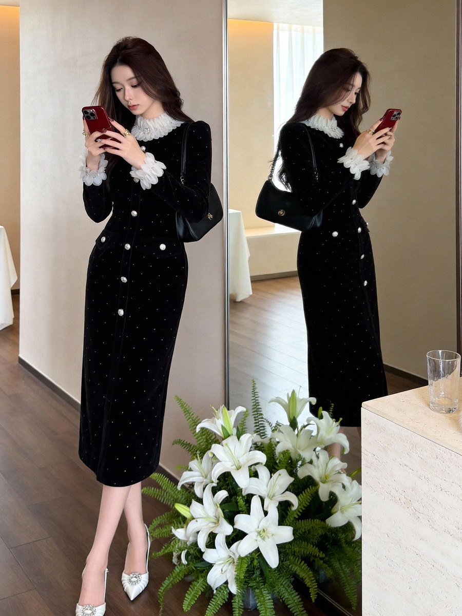 Đầm nữ dài tay cổ tròn cánh hoa cài một hàng cúc ôm dáng — màu đen