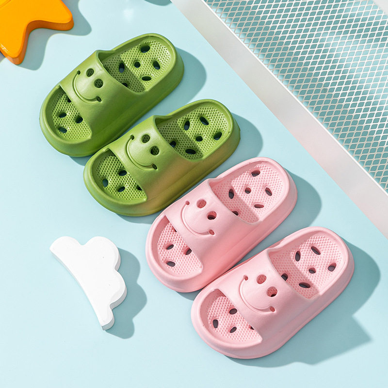 Children's Bathing and Bathroom Slippers for Boys and Girls in Summer, Non-Slip, Cut Out, Leaking, Non-Stinky Feet, Indoor Household Soft-Soled Slippers