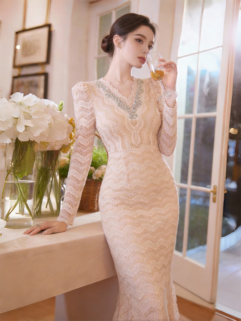 Đầm ren ôm body nữ cổ chữ V đính đá dáng dài — Màu be