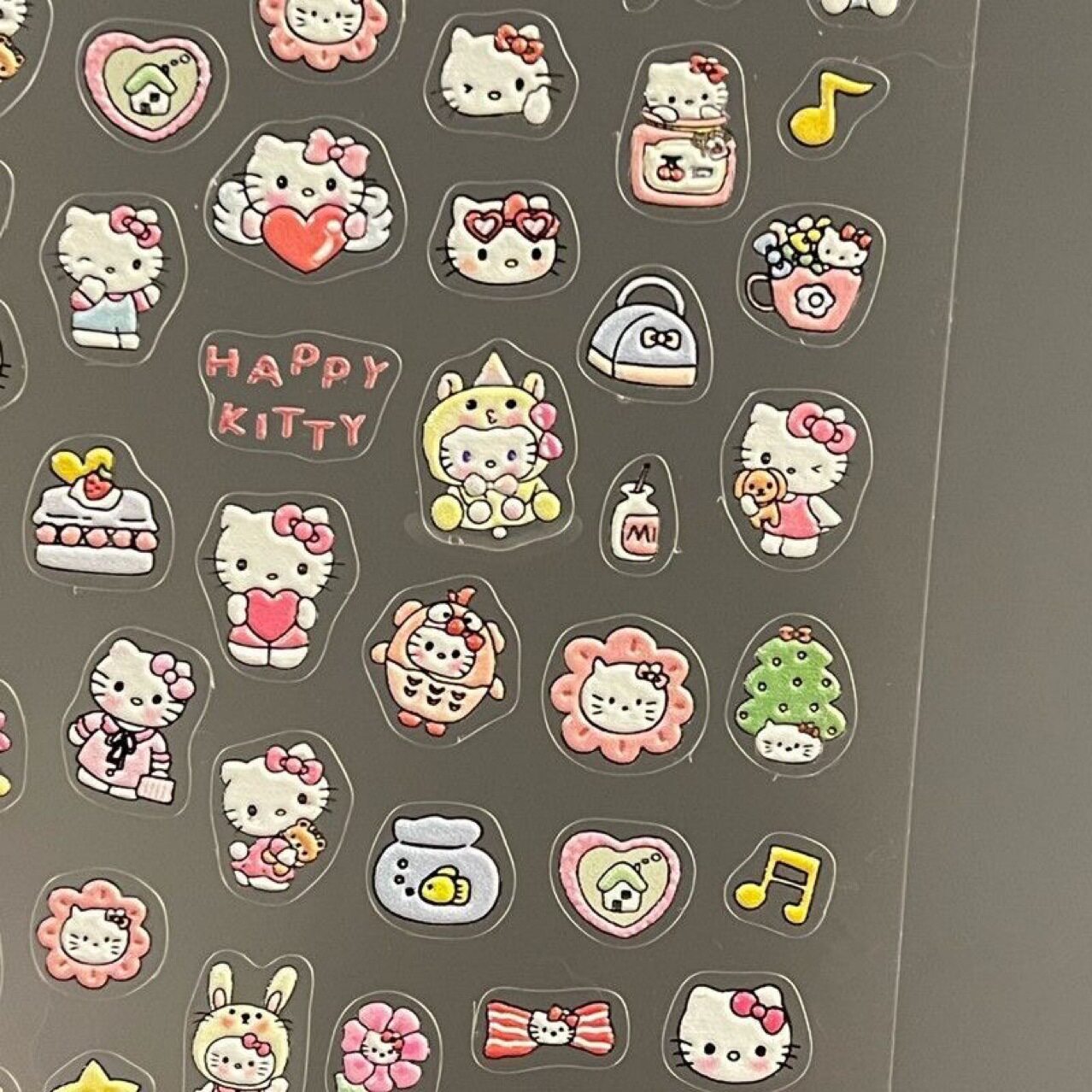 The cute little red book, hellokitty cat's platinum sticker, the Katie cat kt cup phone.