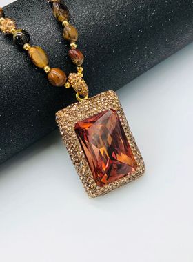 光感变色苏丹石吊坠项链咖色虎眼石链条女复古时尚级感，毛衣链女
