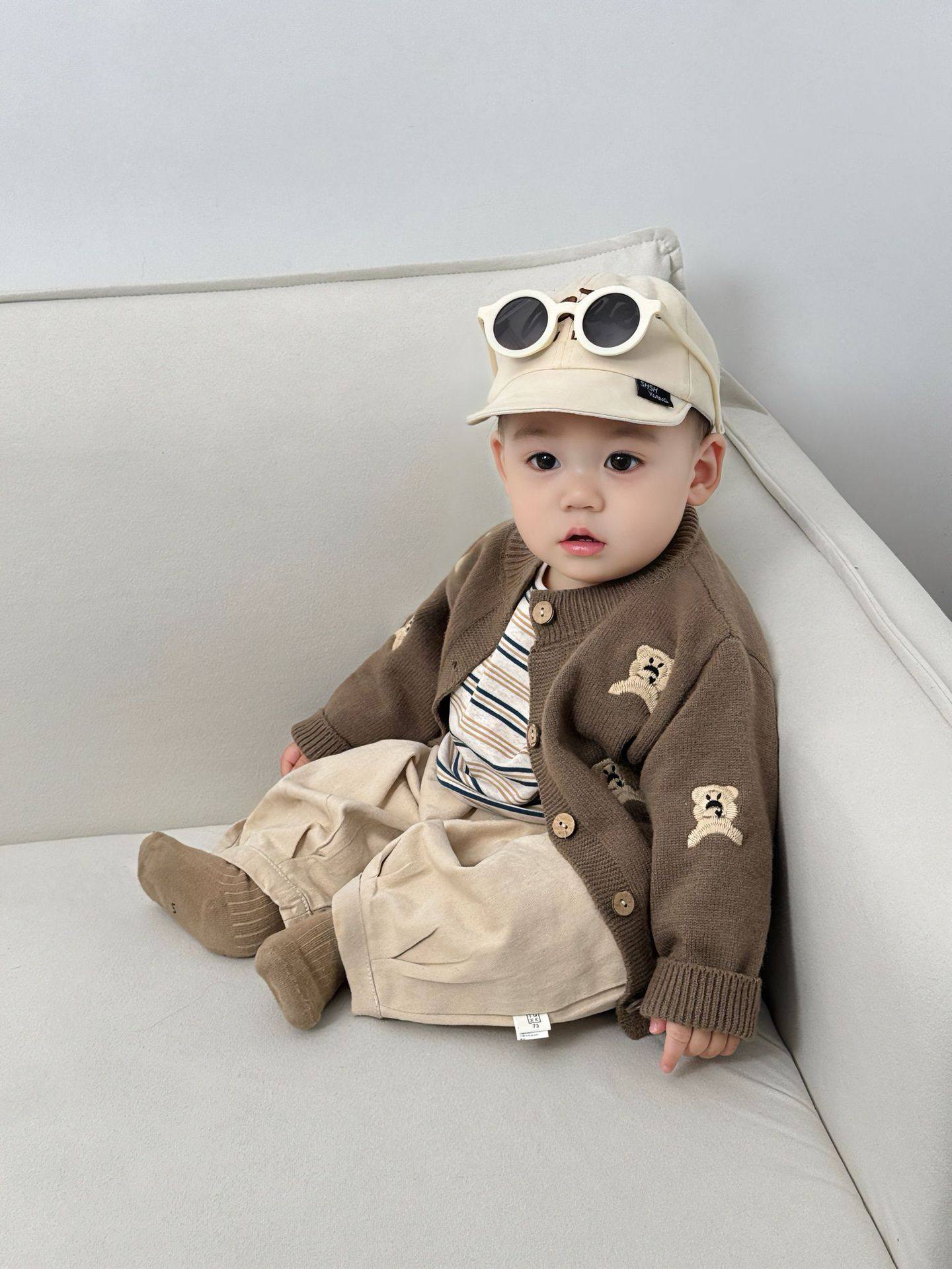 เสื้อผ้าเด็กสไตล์เกาหลีชุดสูทเด็กชายปี 2025 ใหม่ฤดูใบไม้ร่วงแฟชั่นถักคาร์ดิแกนฤดูหนาวสไตล์เด็กน่ารักเสื้อ