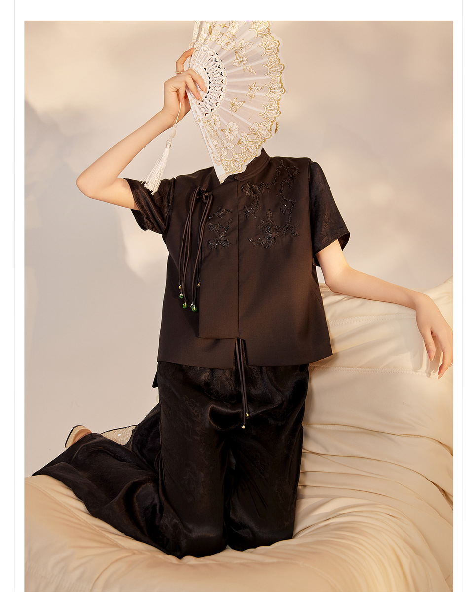 Áo vest nữ cổ đứng thêu nổi cài khuy phong cách thanh lịch — Ngọc Bích Đen (Giao Hàng Ngay), Trắng tuyết satin (tóc làm trong ngày)