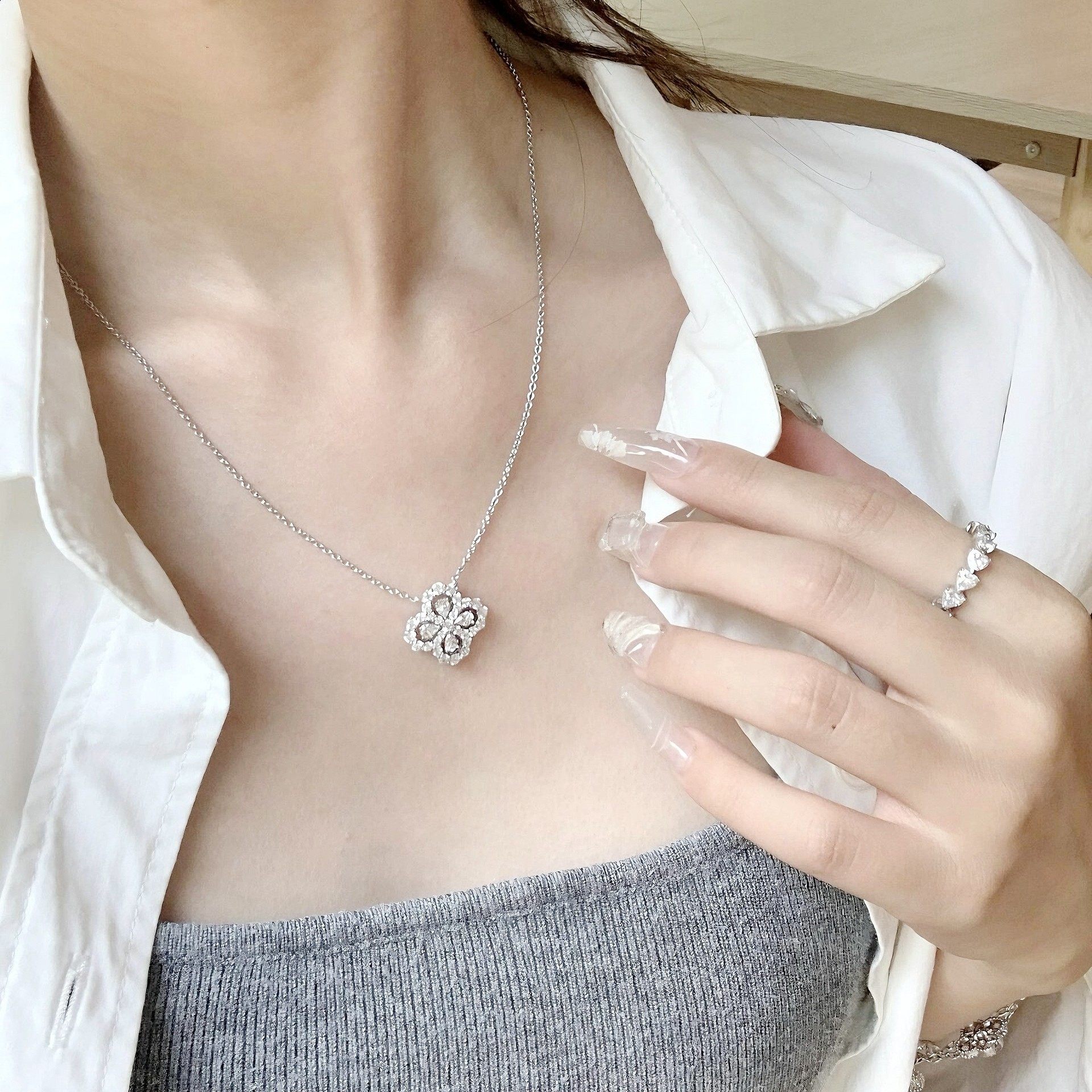 Sparkling Diamond Four-Leaf Clover Necklace for Women, Light Luxury High-End Pendant, 2025 New Titanium Steel Non-Fading Clavicle Chain Wholesale