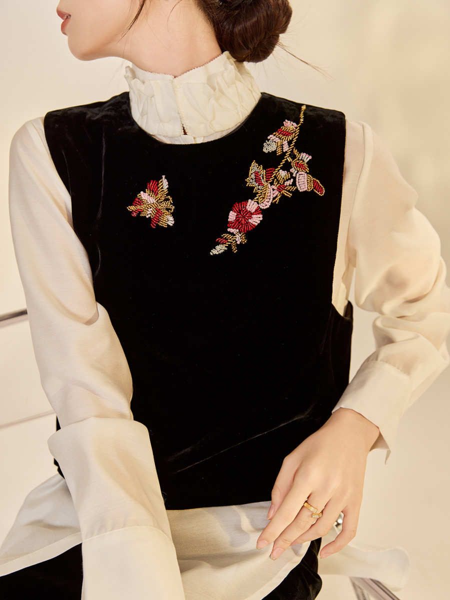 Bộ vest gile thêu đính cườm kèm sơ mi trắng và chân váy chữ A dáng dài — Áo sơ mi trắng (giao hàng trong 7 ngày), Áo sơ mi trắng (giao hàng trong ngày), Áo gile đen (giao hàng trong 7 ngày), Áo gile đen (giao hàng trong ngày)