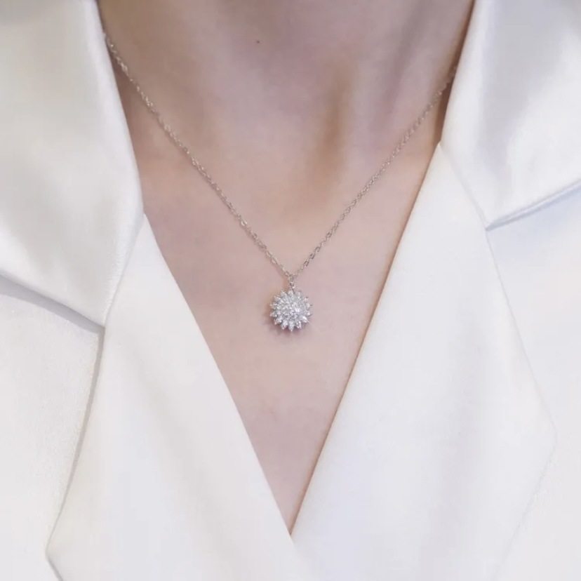 Rotating Sunflower Necklace Women's Fashion Light Luxury Sunflower Pendant Niche Design Sense 18K Gold Titanium Steel Clavicle Chain