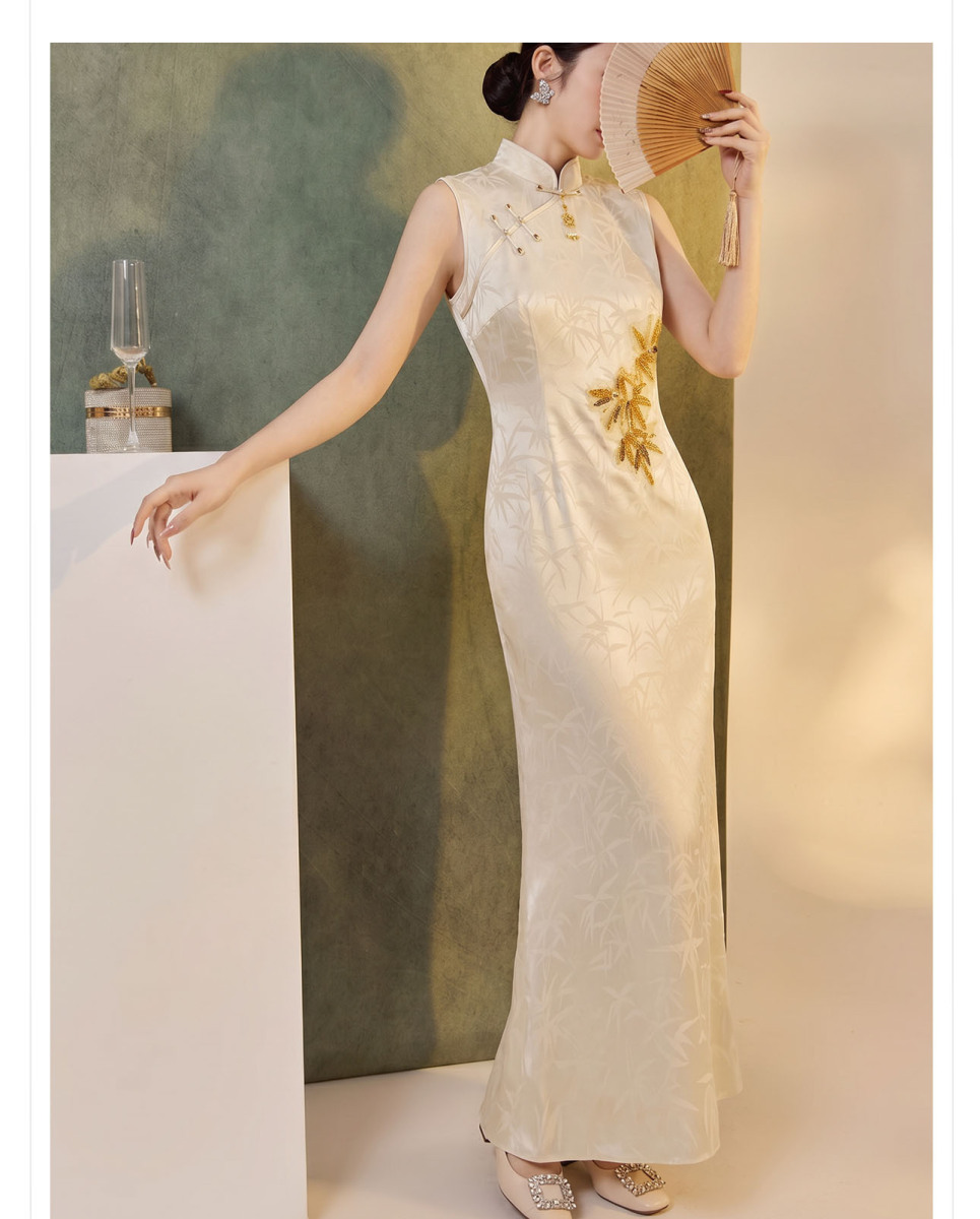 Đầm dài dáng ôm cổ đứng họa tiết hoa vải jacquard — Màu be