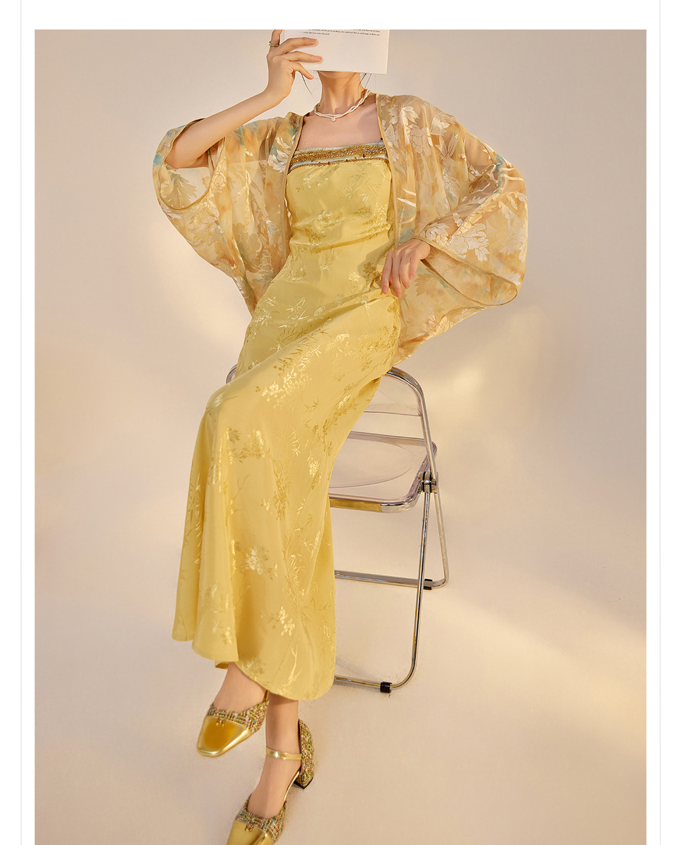 Bộ áo khoác cardigan thêu hoa dài tay kèm váy hai dây dài — Áo len Jacquard (Giao hàng trong 7 ngày), Váy yếm (giao hàng trong 7 ngày), Váy yếm (giao ngay trong ngày)