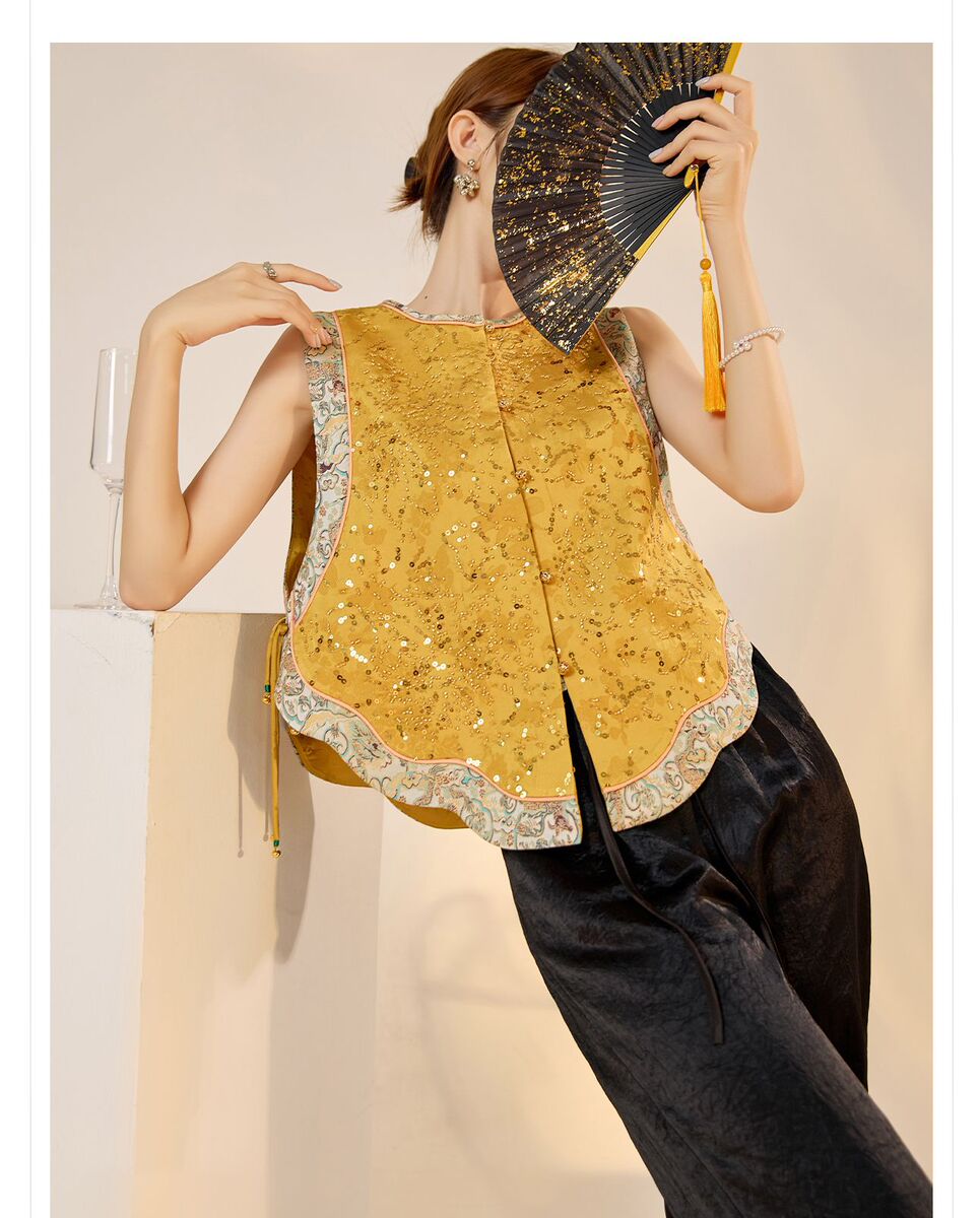 Áo vest nữ cổ tròn thêu nổi cúc bấm phong cách thanh lịch