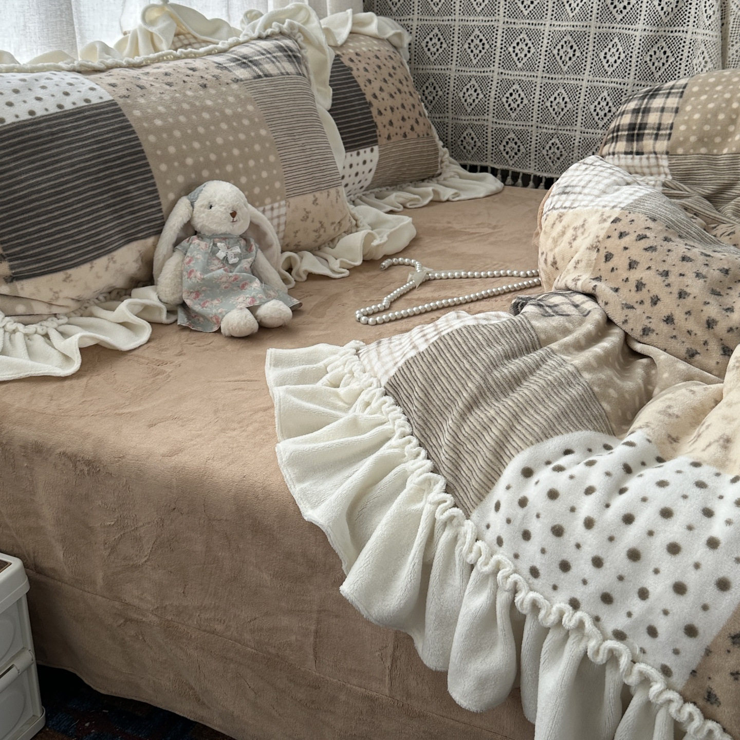 French Cream Lace Ins Pastoral Splicing Style Thickeneded Milk Velvet Four-Piece Set Winter Coral Velvet Three-Piece Set 1.8