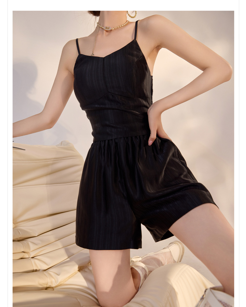Bộ áo hai dây cổ yếm phối quần short cạp cao màu trơn phong cách tối giản nữ
