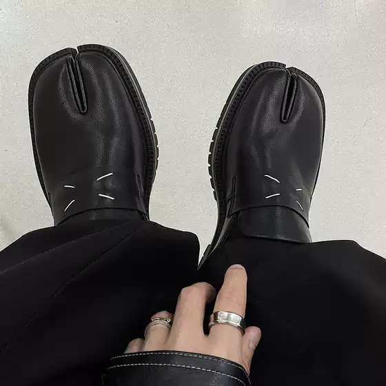 Split toe horseshoe shoes men and women ugly cute couple platform loafers patent leather square toe slip-on leather shoes fashion