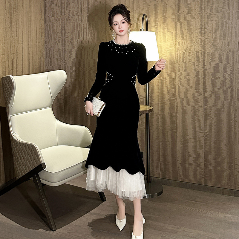 Đầm nhung cổ tròn dài tay đính cườm dáng đuôi cá — Màu đen