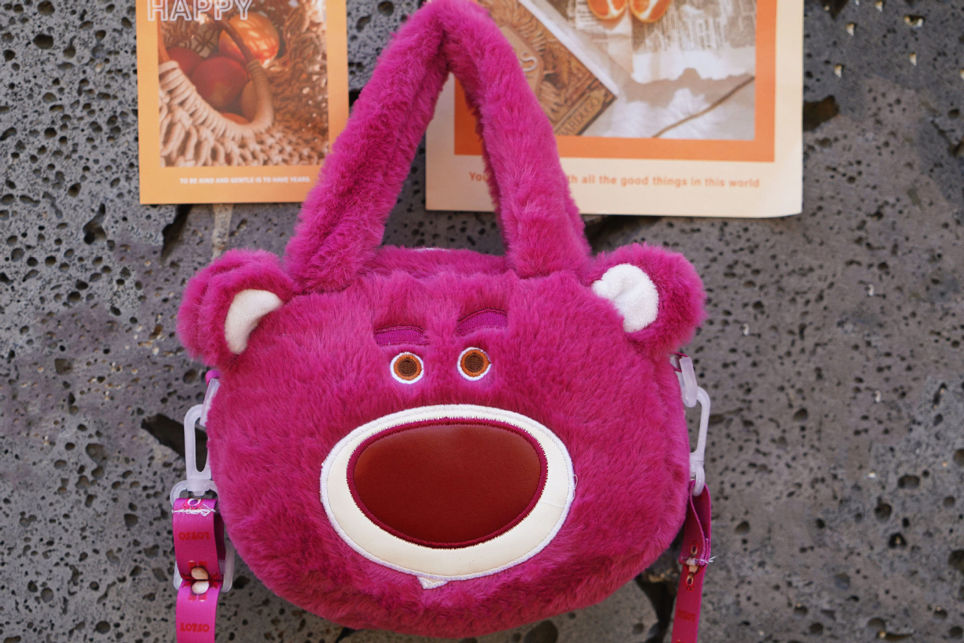 赤いイチゴのクマ