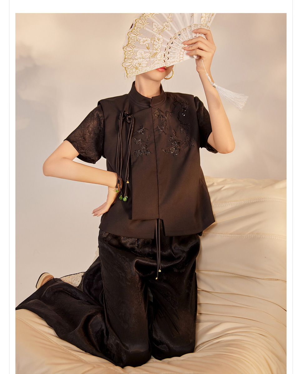 Áo vest nữ cổ đứng thêu nổi cài khuy phong cách thanh lịch — Ngọc Bích Đen (Giao Hàng Ngay), Trắng tuyết satin (tóc làm trong ngày)