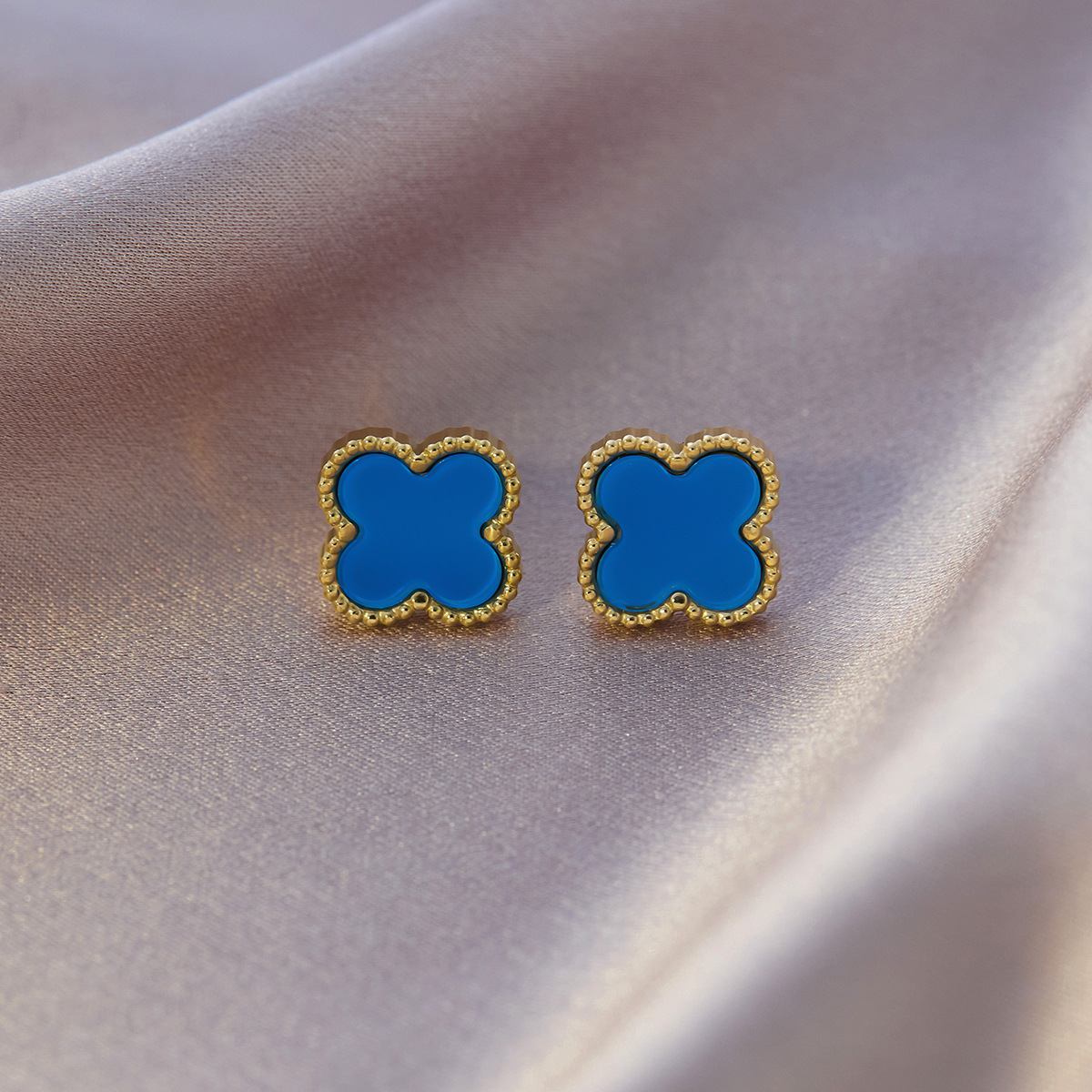 青い四つ葉のクローバーのイヤリング