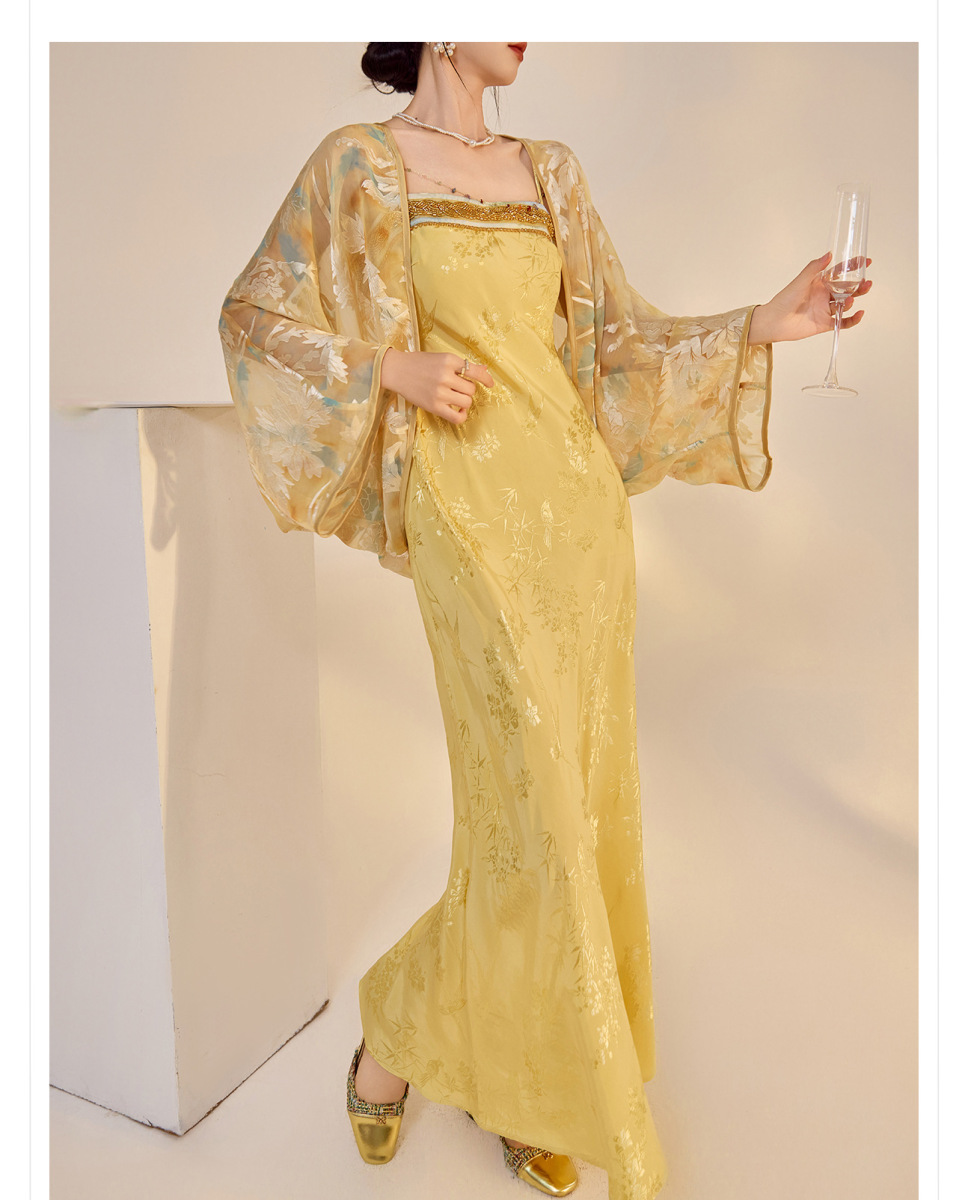 Bộ áo khoác cardigan thêu hoa dài tay kèm váy hai dây dài — Áo len Jacquard (Giao hàng trong 7 ngày), Váy yếm (giao hàng trong 7 ngày), Váy yếm (giao ngay trong ngày)