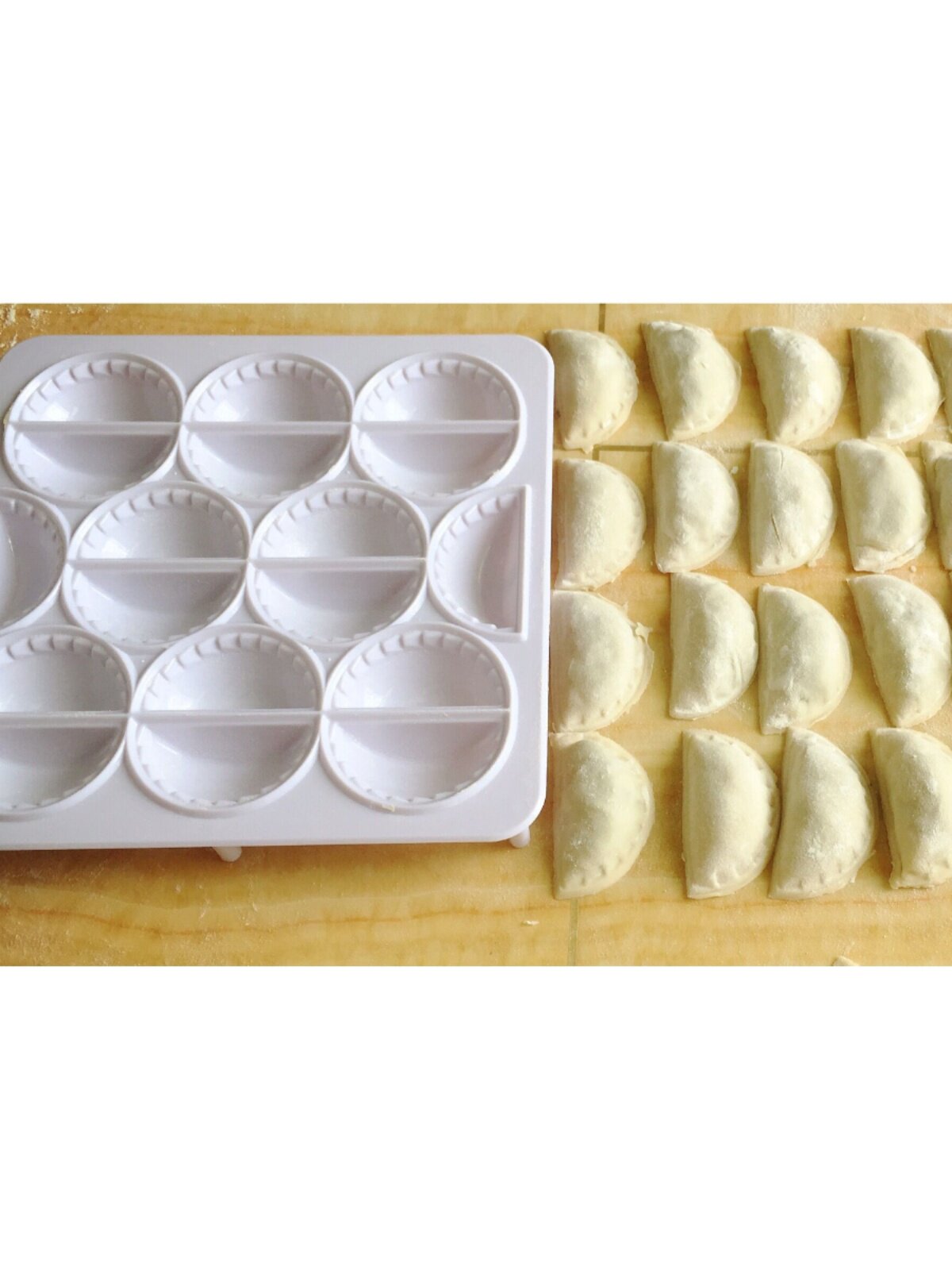 New Creative Crescent-Shaped Dumpling Speeder, Dumpling Maker, Dumpling Mold, Dumpling Artifact, Can Make 18 Dumplings at a Time