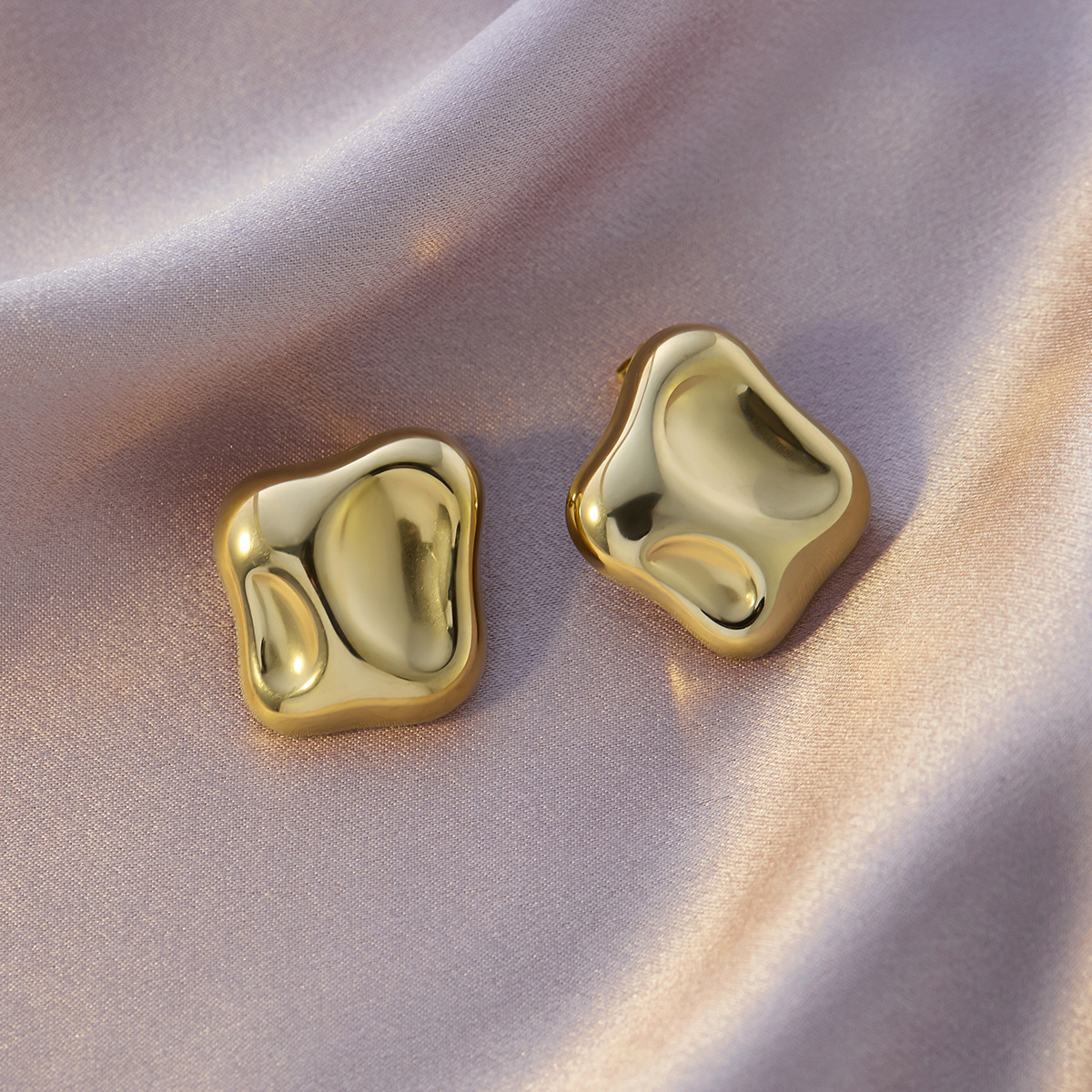 幾何学的なリキッドメタルイヤリング