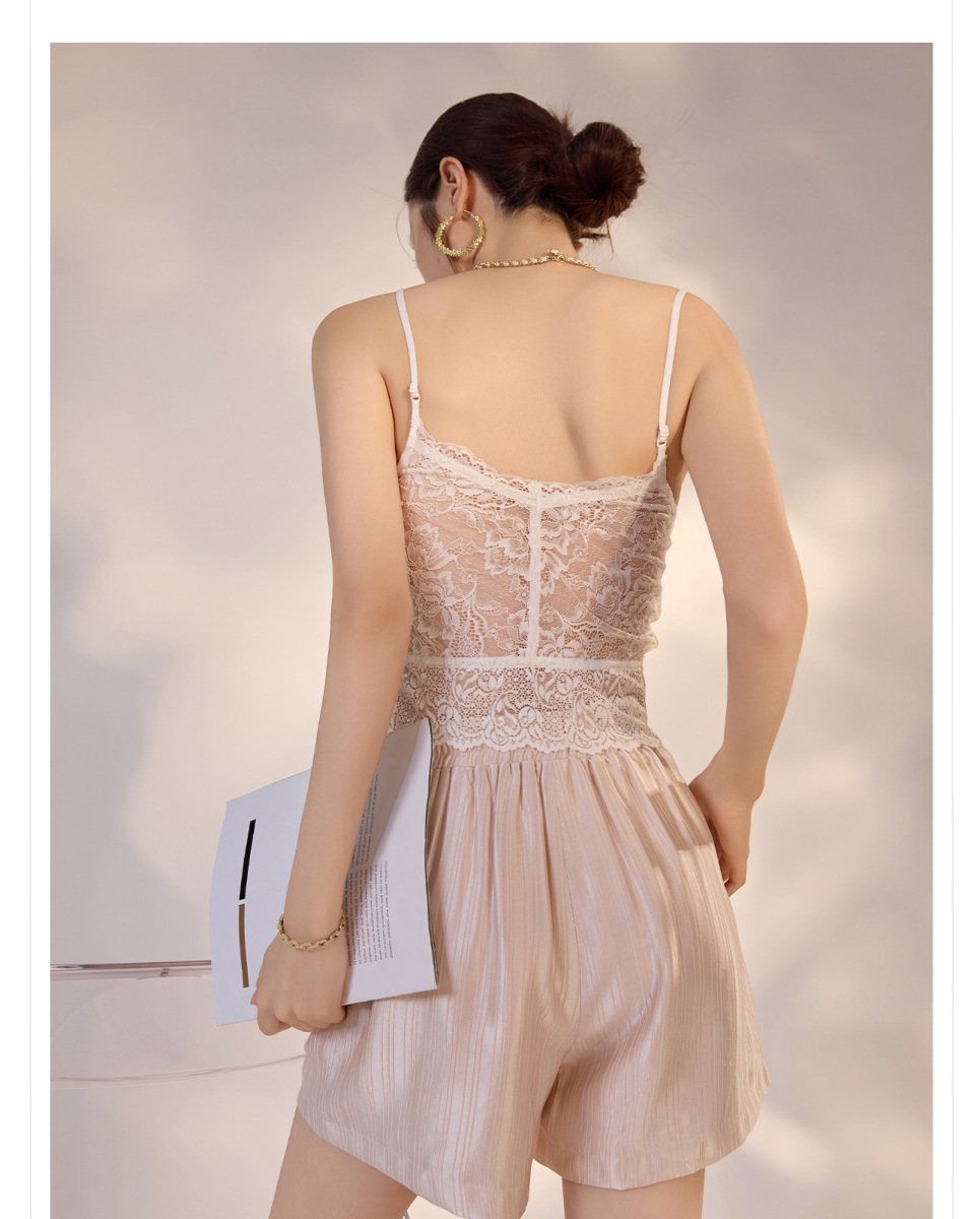 Bộ áo hai dây cổ yếm phối quần short cạp cao màu trơn phong cách tối giản nữ