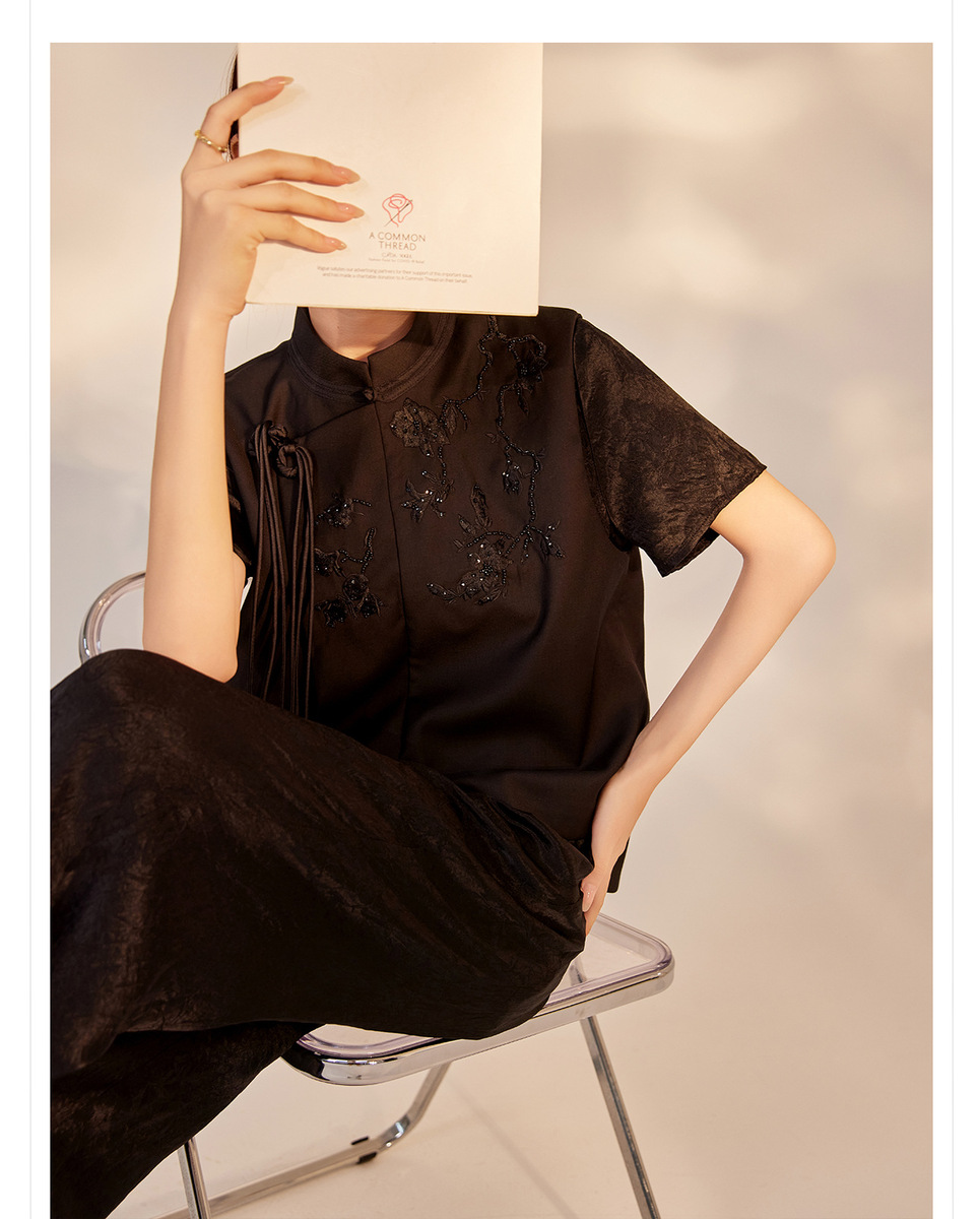 Áo vest nữ cổ đứng thêu nổi cài khuy phong cách thanh lịch — Ngọc Bích Đen (Giao Hàng Ngay), Trắng tuyết satin (tóc làm trong ngày)
