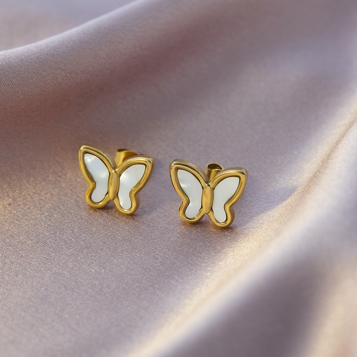 ホワイトシェルバタフライイヤリング