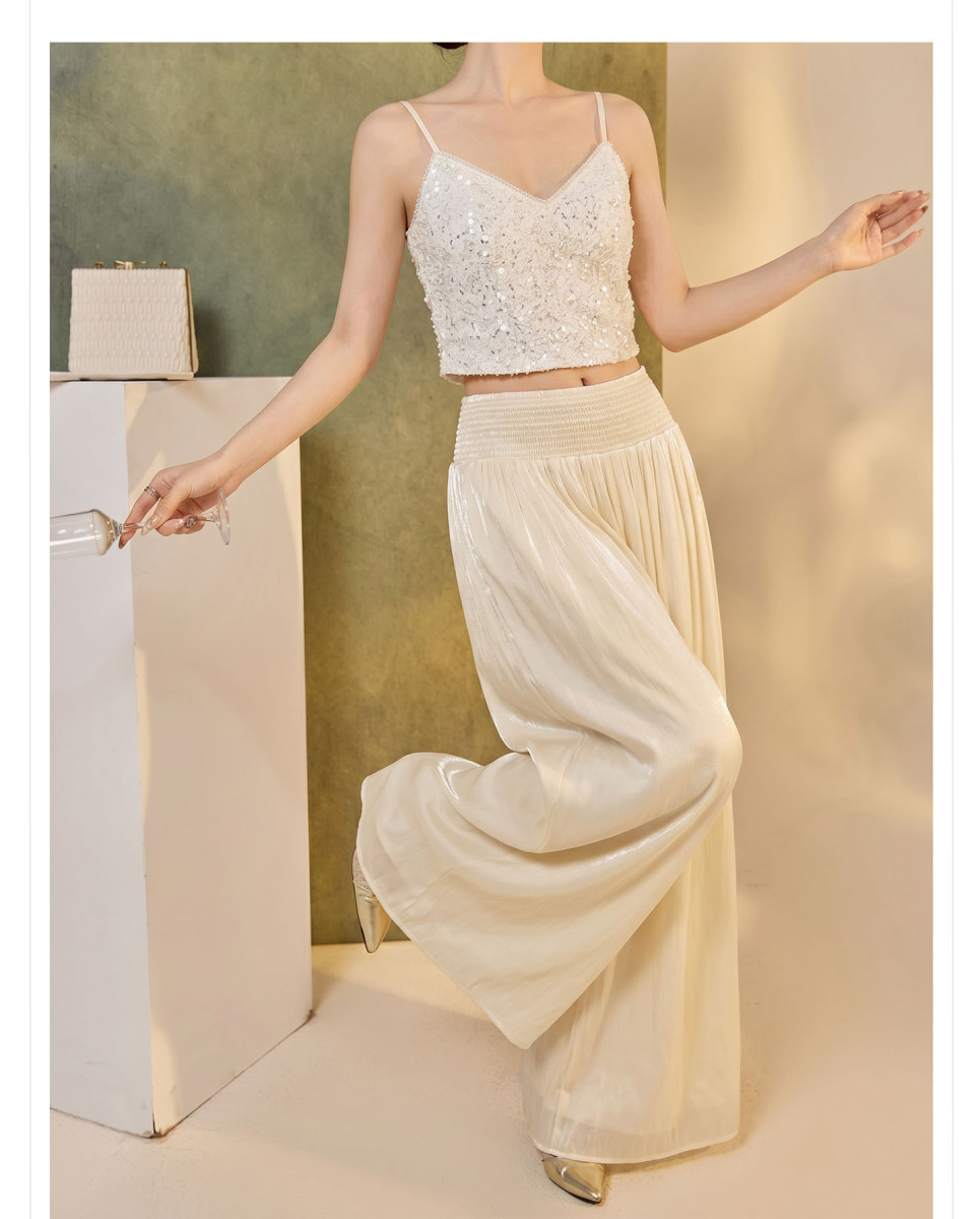 Bộ đôi áo hai dây và quần dài ống rộng cạp cao xếp ly — Quần dài màu be, Áo hai dây màu trắng kem, Bộ