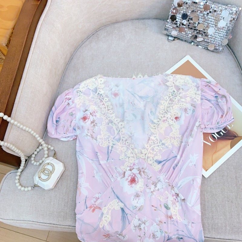 Đầm maxi nữ cổ V tay bồng họa tiết hoa nhí viền ren thắt eo dáng đuôi cá — Hồng đinh hương màu sương mù, tặng kèm áo mặc trong