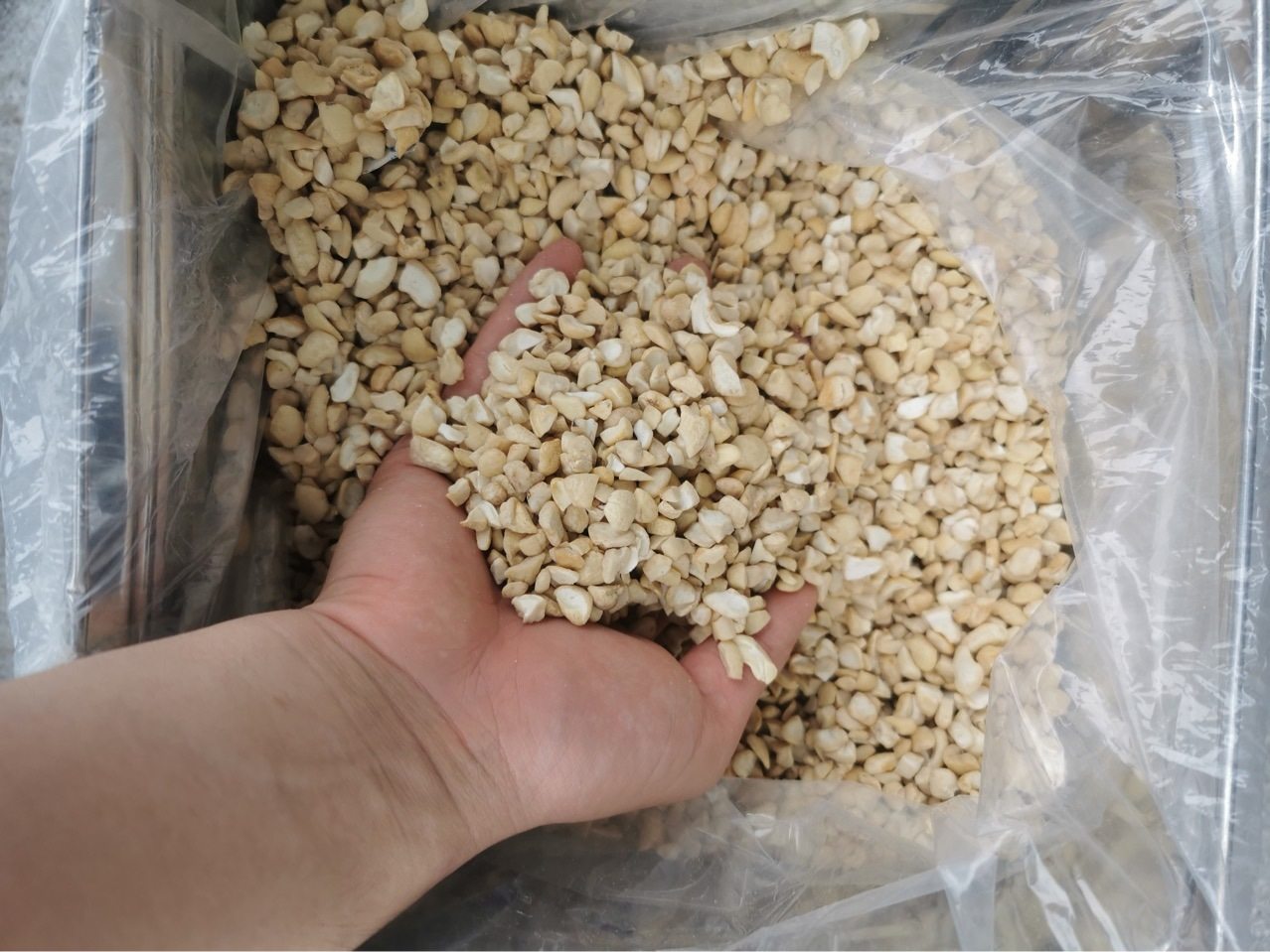 Raw Cashew Nuts, Crushed, Original Flavor, 1/8 Crushed Kernels, 1/4 Crushed Kernels, Raw Half-Sliced Cashew Kernels, Peeled Cashew Nuts, Commercial Use for Mooncake Baking