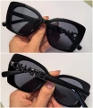 As shown in the picture, black frame gray piece (accessory protrusion)