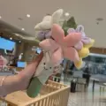 Holding flowers 31cm