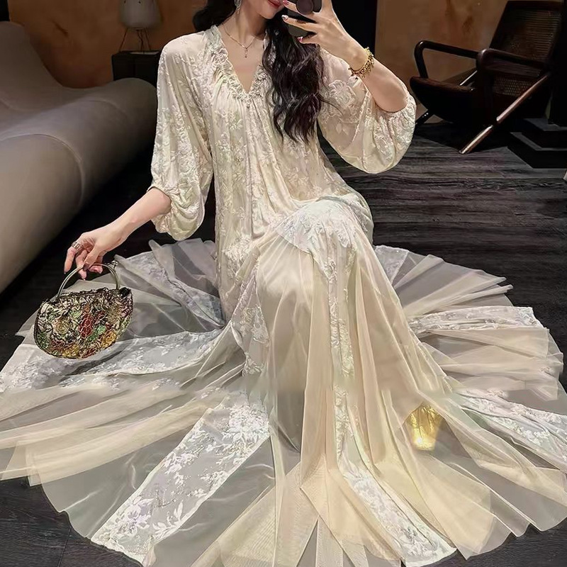 Đầm dài họa tiết hoa phối voan in thủy mặc, cổ chữ V tay lỡ dáng suông — Hồng đào non, Màu trắng ngà, Thiên Thanh, Tím khói