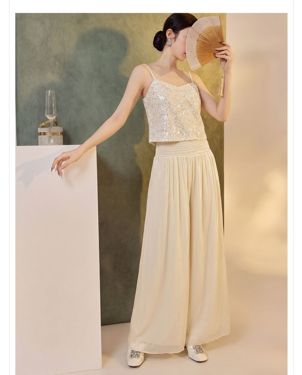 Bộ đôi áo hai dây và quần dài ống rộng cạp cao xếp ly — Quần dài màu be, Áo hai dây màu trắng kem, Bộ