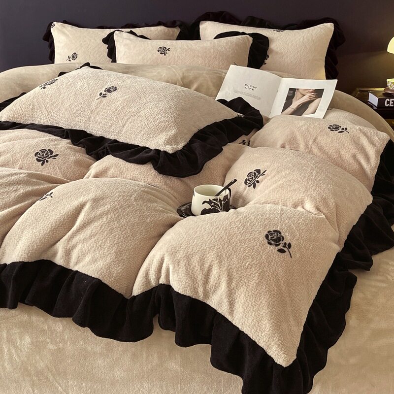 Plush Retro Style Hepburn Light French High Weight Milk Velvet Fully Matte Stereo Relief French Lace Four-Piece Set